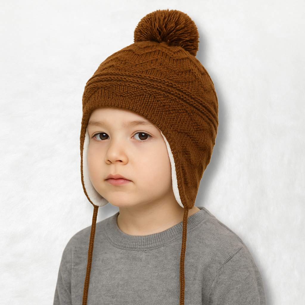 Un garçon porte le Bonnet Péruvien Marron pour Enfant 
