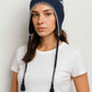 Une femme porte le Bonnet Péruvien à Pompon Noir