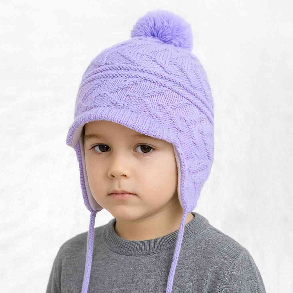 Un garçon porte le Bonnet Péruvien Violet pour Enfant