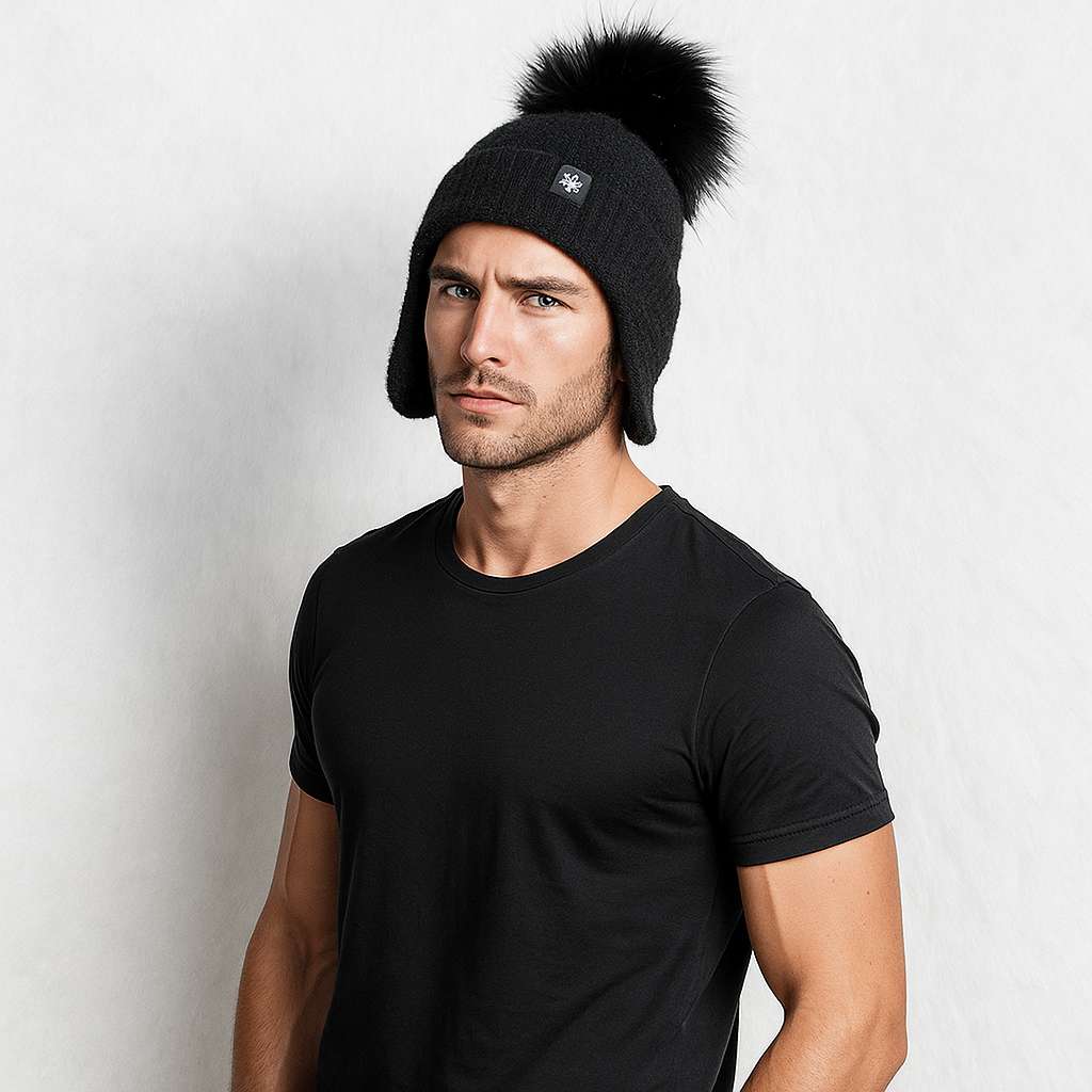 Un homme porte le Bonnet à Pompon en Laine Noir