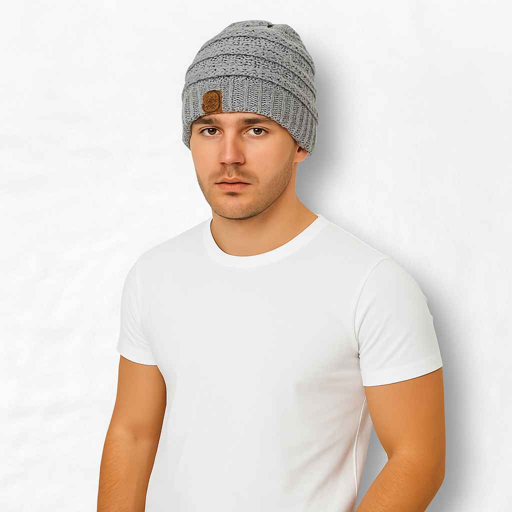 Un homme porte le Bonnet Queue de Cheval Gris