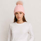 Une femme porte le Bonnet Rose Femme 