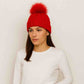 Une femme porte le Bonnet Rouge Femme