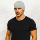 Un homme porte le Bonnet Sport Gris Clair 
