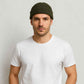 Un homme porte le Bonnet Vert Homme 