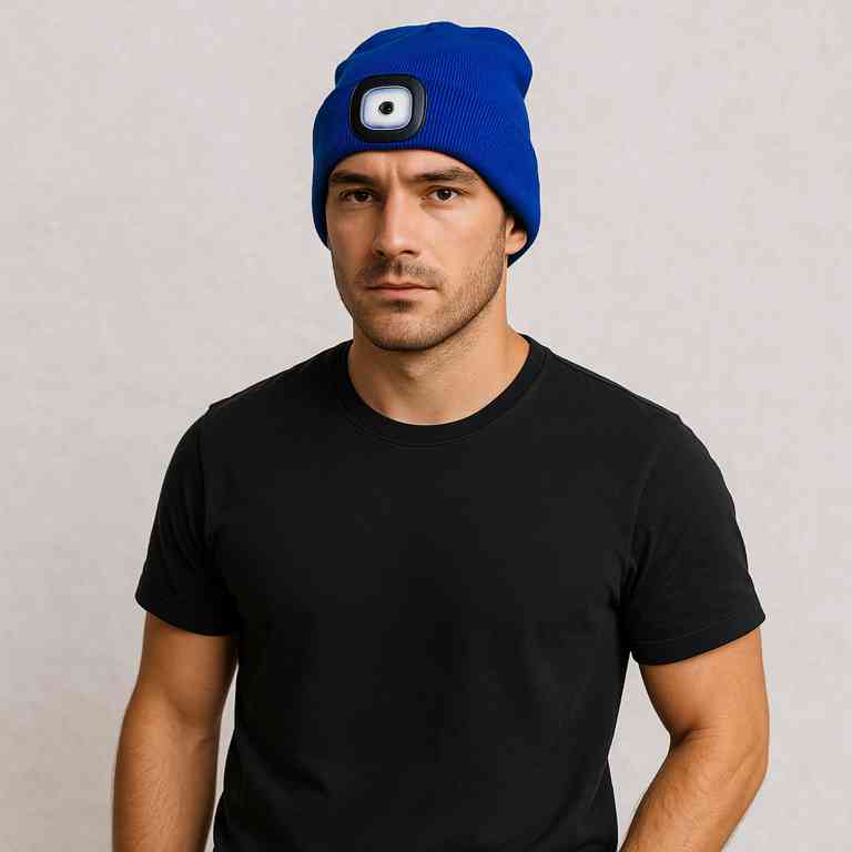 Un homme porte le Bonnet avec Lampe Frontale Bleu Marine