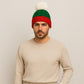Un homme porte le Bonnet avec Pompon Rouge Vert