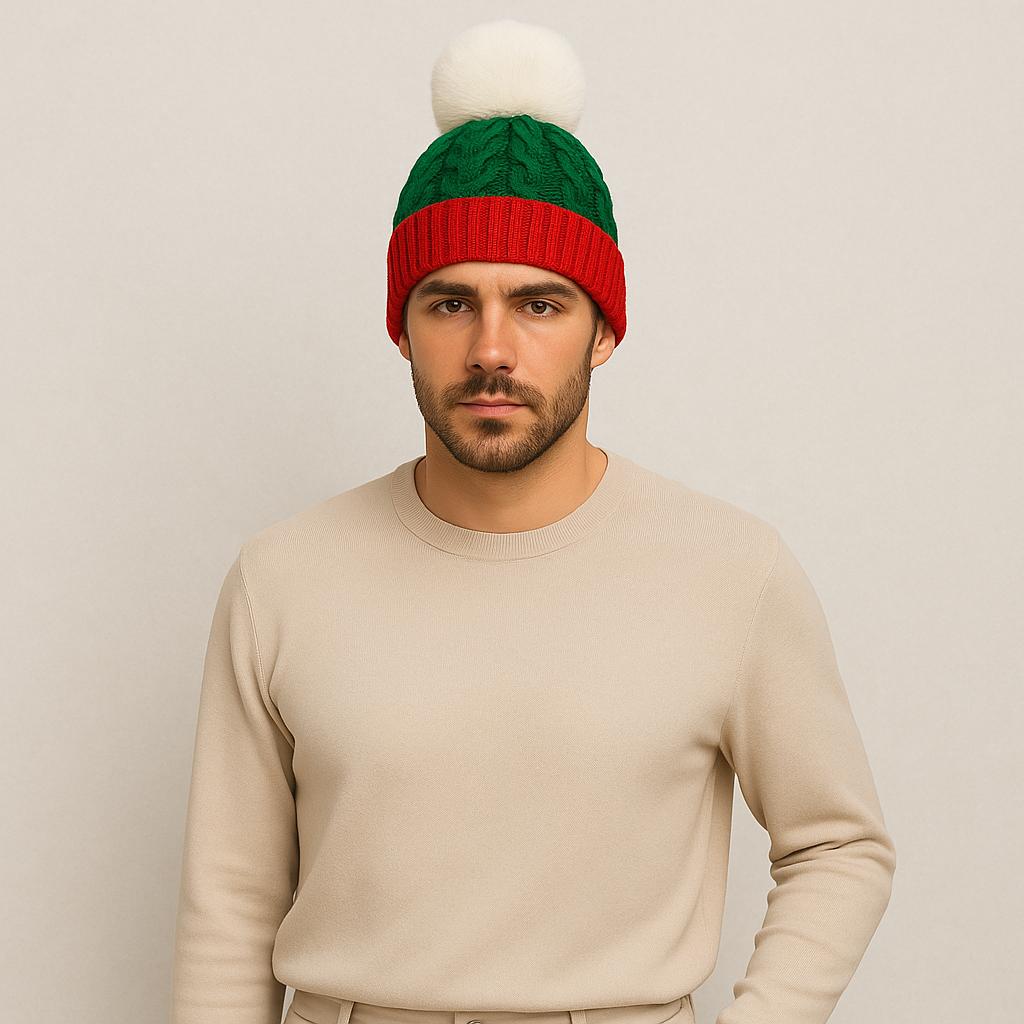 Un homme porte le Bonnet avec Pompon Rouge Vert
