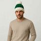Un homme porte le Bonnet avec Pompon Vert