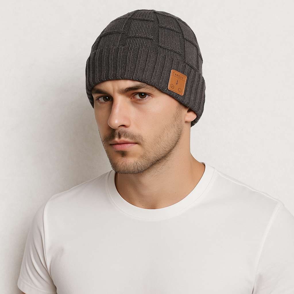 Un homme porte le Bonnet connecté Gris