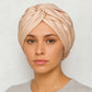Une femme porte le Bonnet de Nuit en Satin Beige