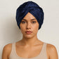 Une femme porte le Bonnet de Nuit en Satin Bleu Nuit