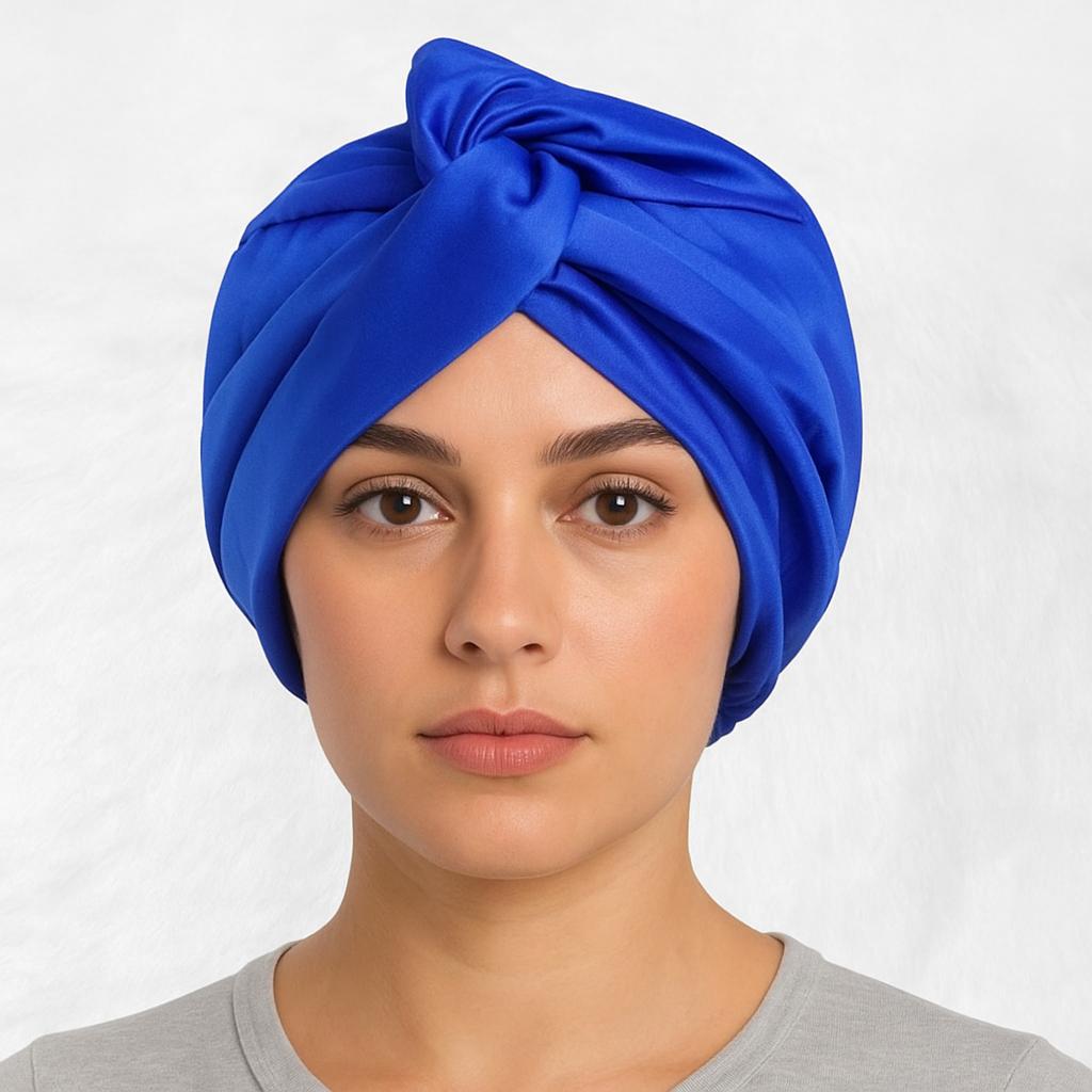 Une femme porte le Bonnet de Nuit en Satin Bleu Électrique