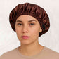 Une femme porte le Bonnet en Satin Marron Réglable