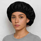 Un femme porte le Bonnet en Satin Noir Réglable