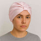 Une femme porte le Bonnet en Satin Rose Pale Papillon