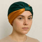 Une femme porte le Bonnet en Satin Vert Papillon
