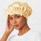 Une femme porte le Bonnet en Soie Gold Charlotte
