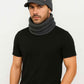Un homme porte le Bonnet et écharpe pour Homme Gris
