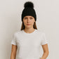 Une femme porte le Bonnet noir femme