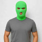 Un homme porte le Cagoule 3 Trous Verte Fluo