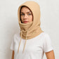 Une femme porte la Cagoule Capuche Ski Beige