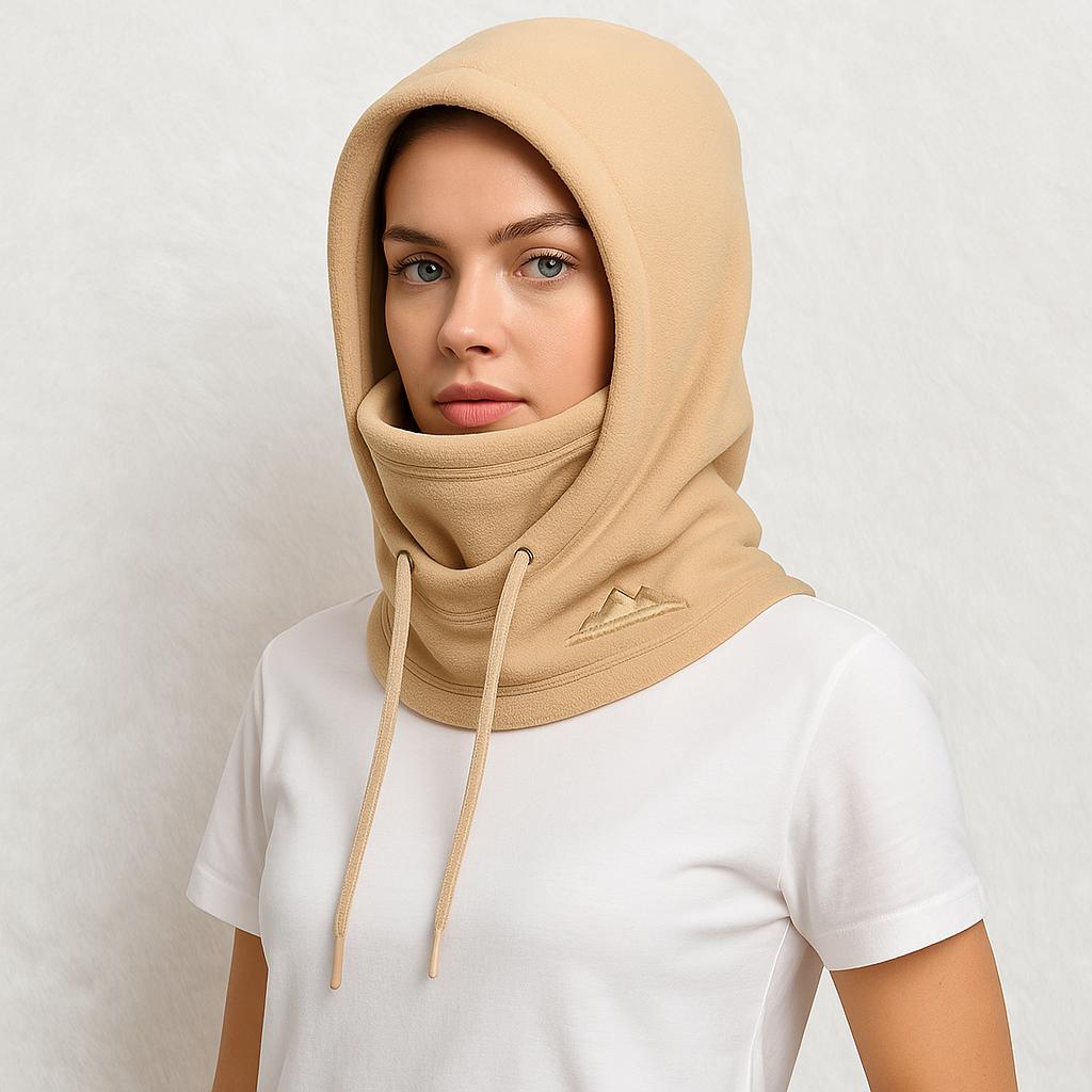 Une femme porte la Cagoule Capuche Ski Beige