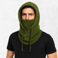 Un homme porte la Cagoule Capuche Verte