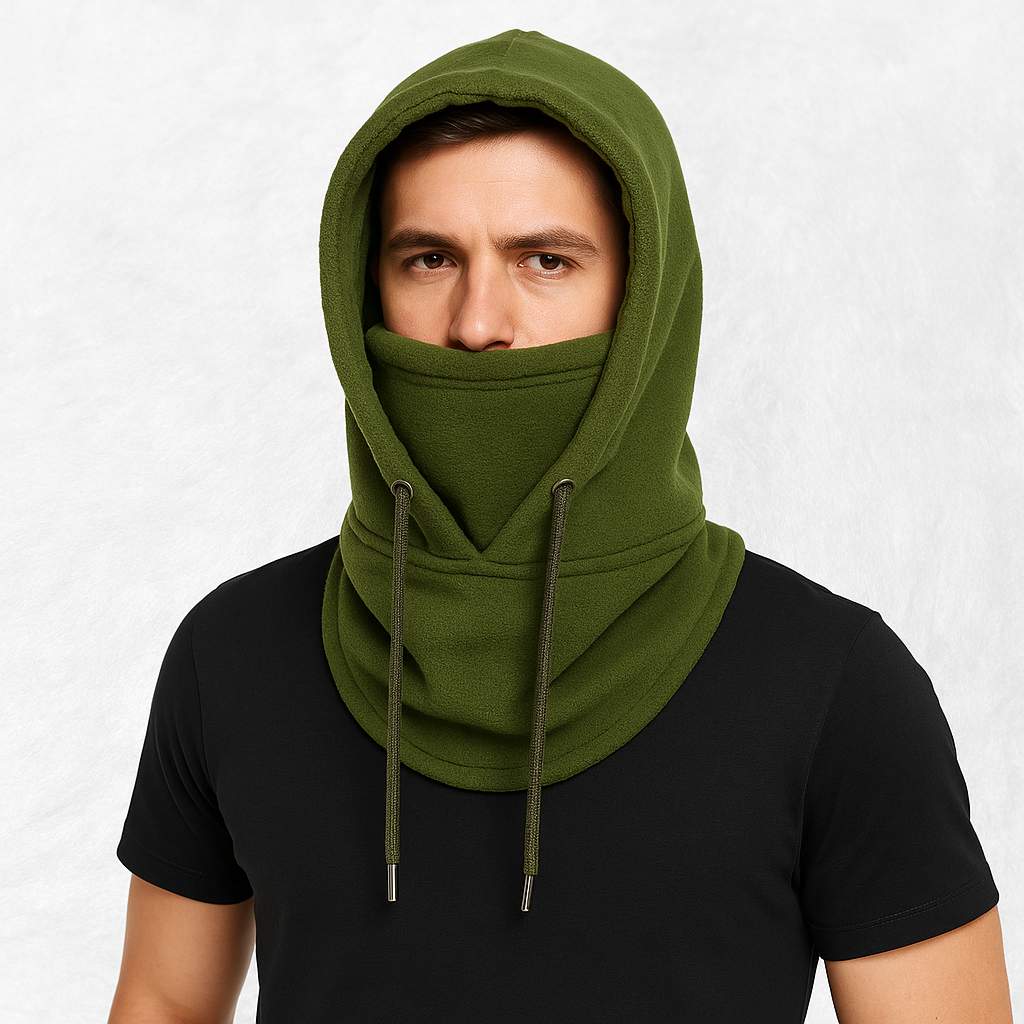 Un homme porte la Cagoule Capuche Verte