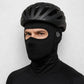 Un homme porte la Cagoule Courte de Moto Noire