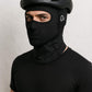 Un homme porte la Cagoule Courte de Vélo Noire 