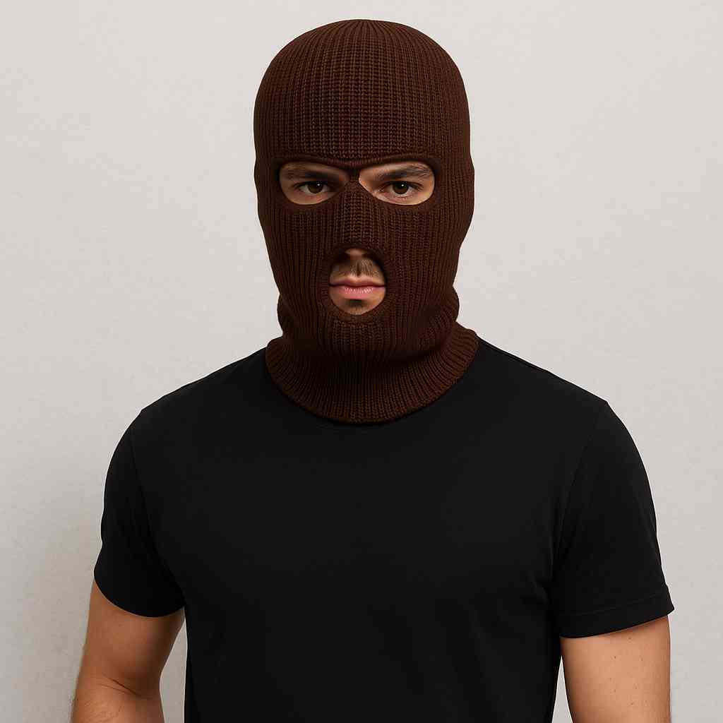 Un homme porte le Cagoule Homme 3 Trous Marron