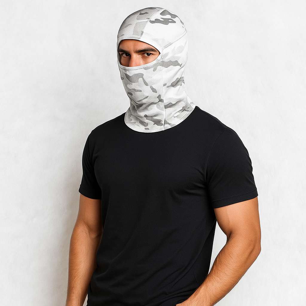 Un homme porte la Cagoule Militaire Camouflage Hiver