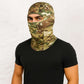 Un homme porte la Cagoule Militaire Camouflage Plaine