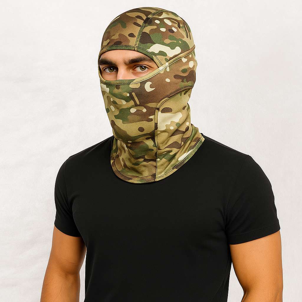 Un homme porte la Cagoule Militaire Camouflage Plaine