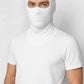 Un homme porte la Cagoule Moto Blanche 