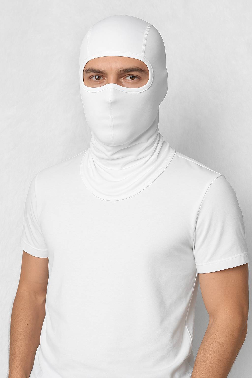 Un homme porte la Cagoule Moto Blanche 