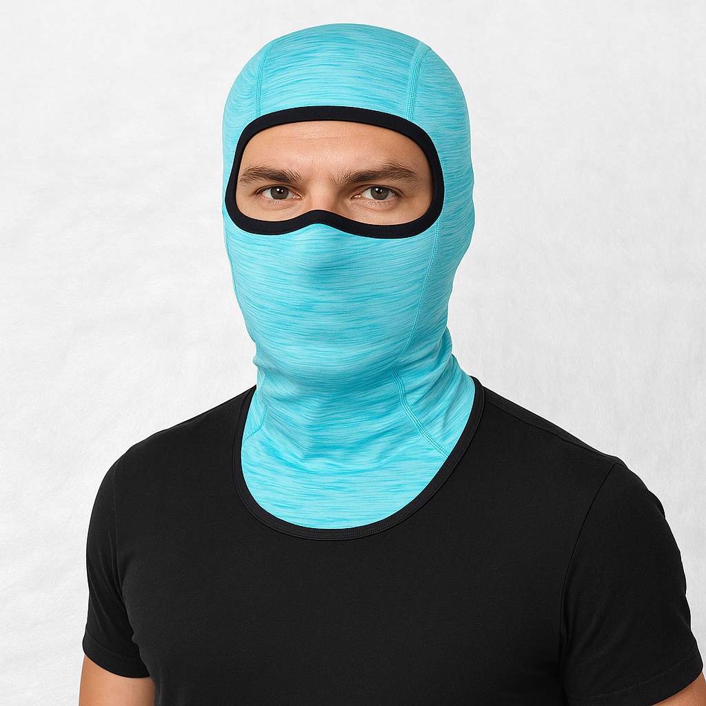 Un homme porte la Cagoule Moto Bleu 