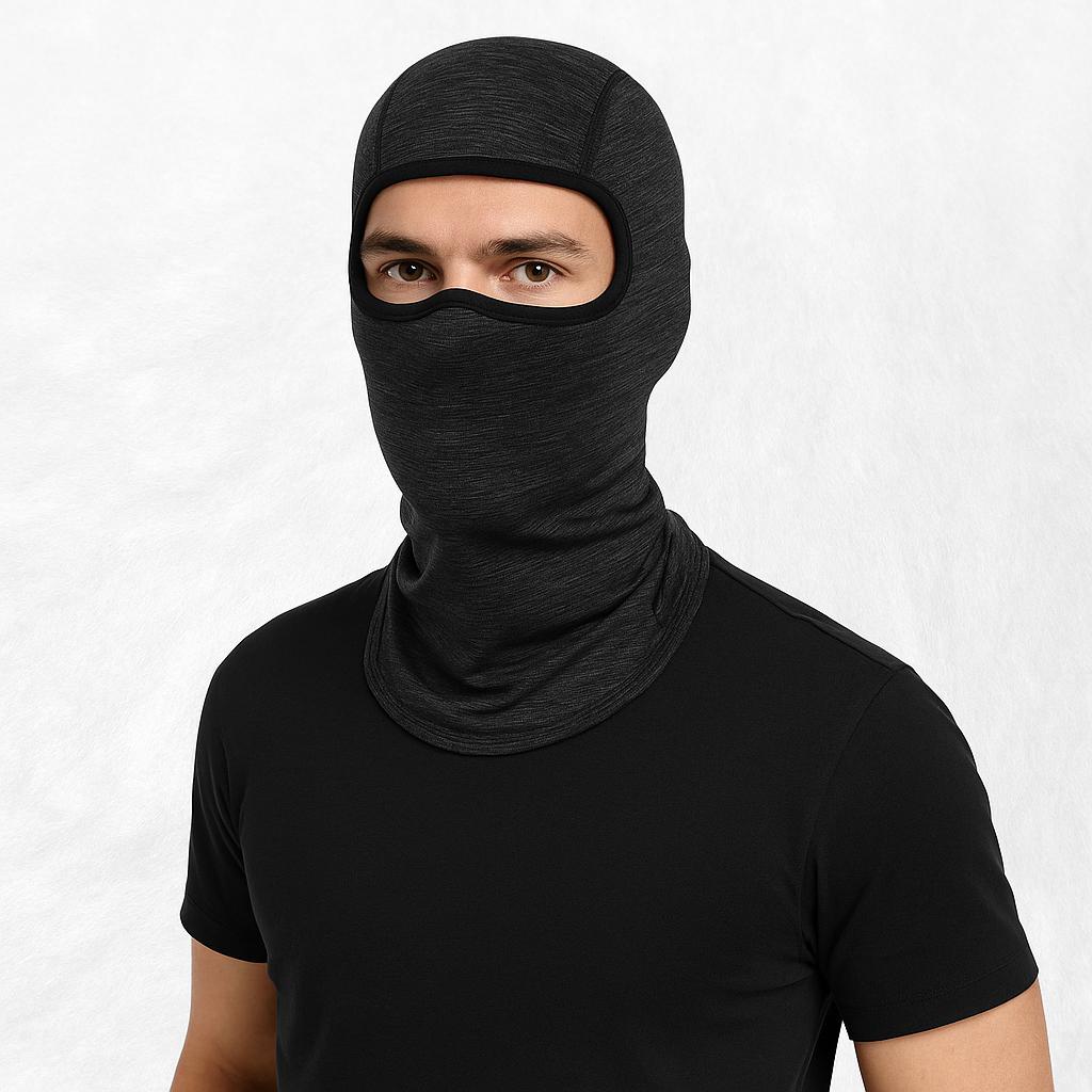 Un homme porte la Cagoule Moto Gris Foncé