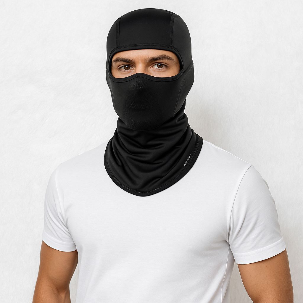 Un homme porte la Cagoule Moto Respirante