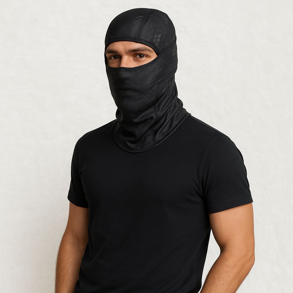 Un hmme porte la Cagoule Ski Crocodile