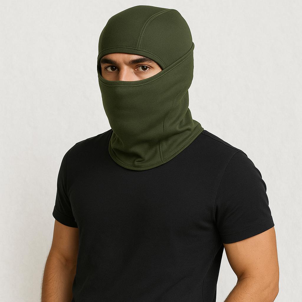 Un homme porte la Cagoule Ski Verte
