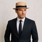 Un homme porte le Canotier Homme​ de Paille beige