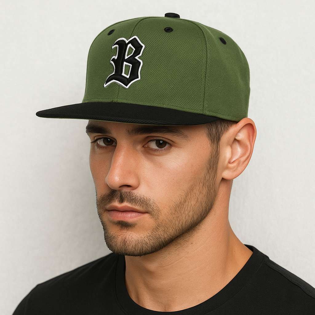 Un hmme porte la Casquette Basket Snapback verte 