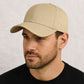 Un homme porte la Casquette Grande Taille Beige