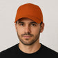 Un homme porte la Casquette Grande Taille orange