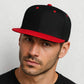 Un homme porte la Casquette Snapback plate rouge & noire