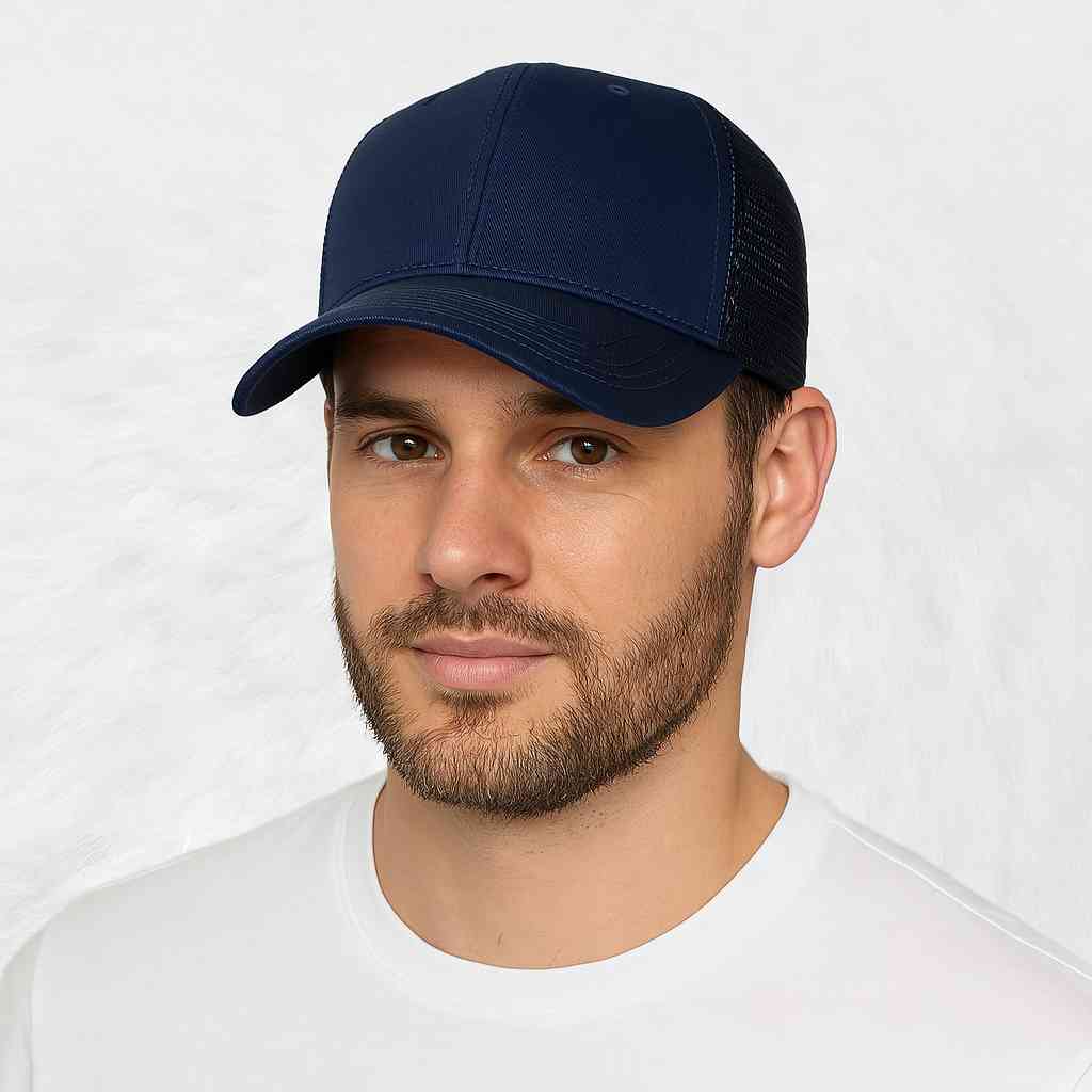 Un homme porte la Casquette Trucker Grande Taille Bleu