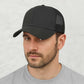 Un homme porte la Casquette Trucker Grande Taille grise