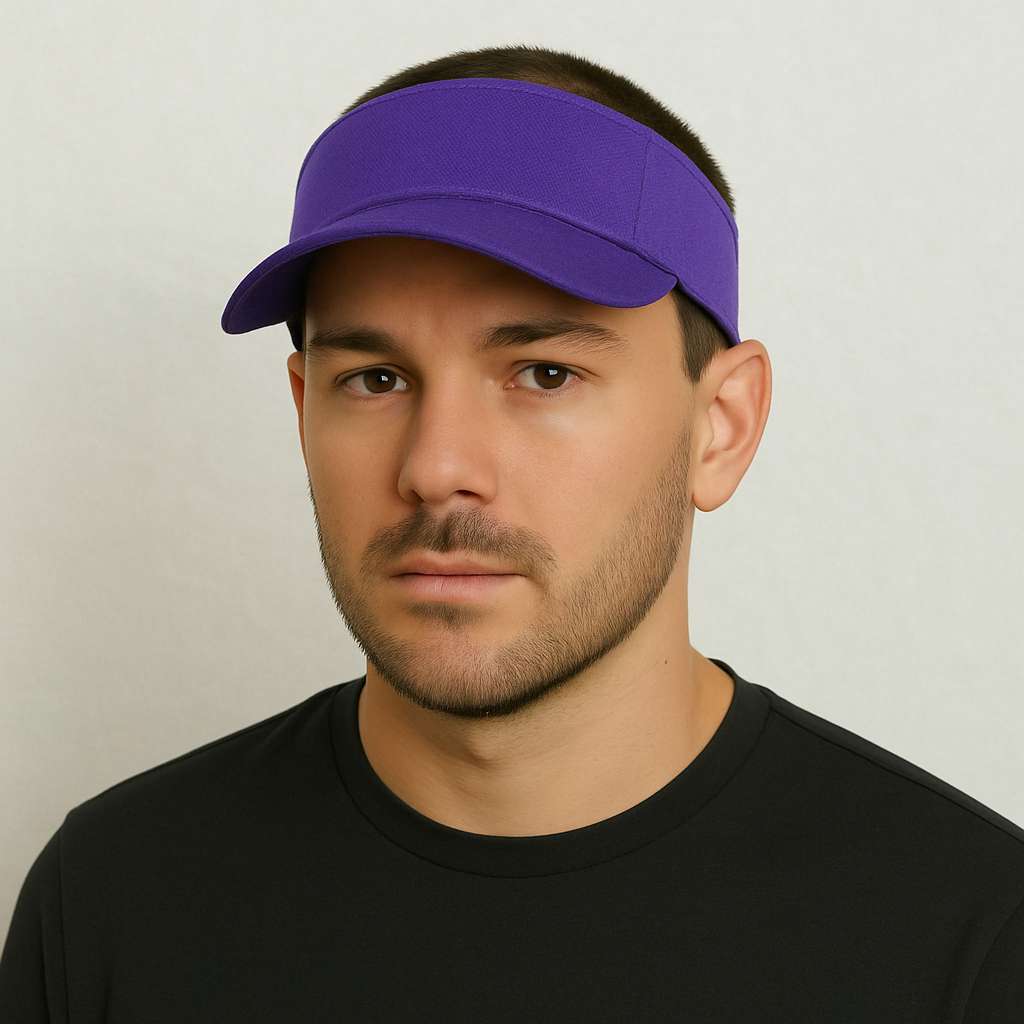 Un homme porte la Casquette Visière Violette